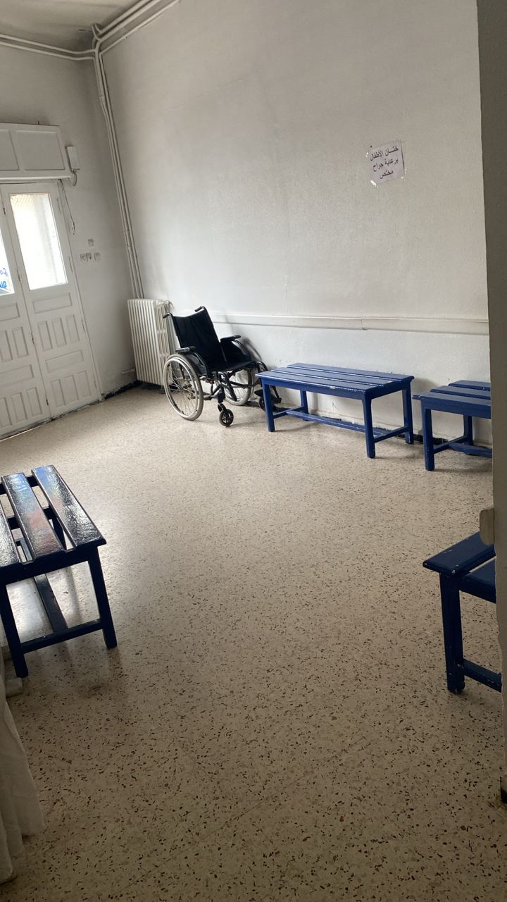 صالة انتظار عيادة الدكتور بوعجاجة — Salle d'attente